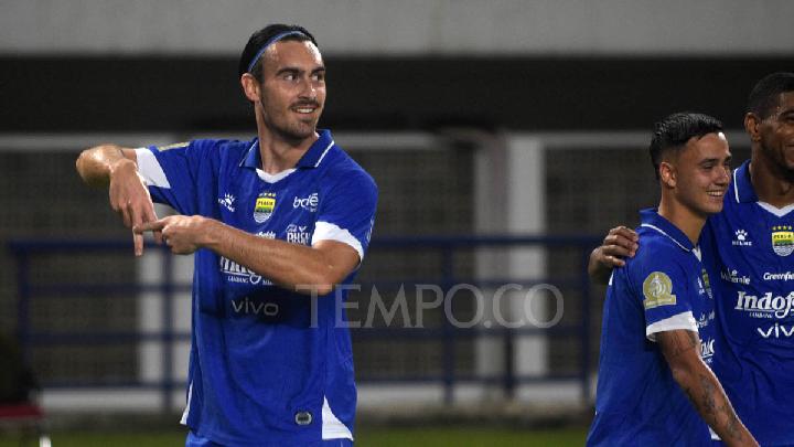 Pemain Persib Bandung Andrew Jung (kiri) berselebrasi setelah menjebol gawang Madura United dalam laga BRI Super League di Stadion Gelora Bandung Lautan Api, Bandung, Jawa Barat, 26 Februari 2026. Tempo/Prima Mulia