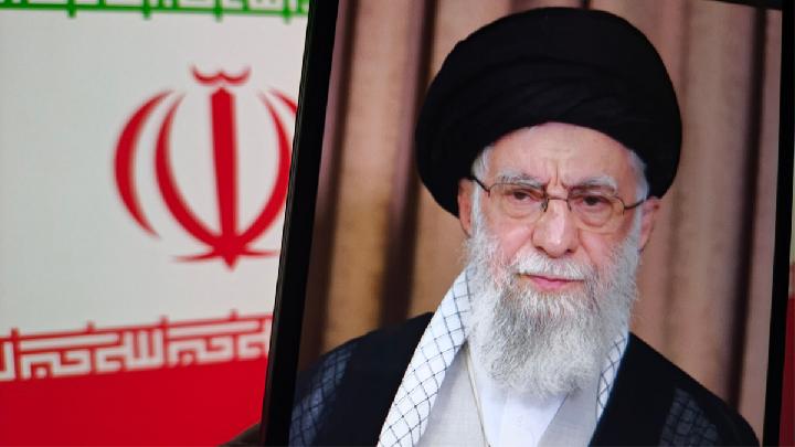 Iran Postpones Khamenei Funeral as Israel Threatens Successor