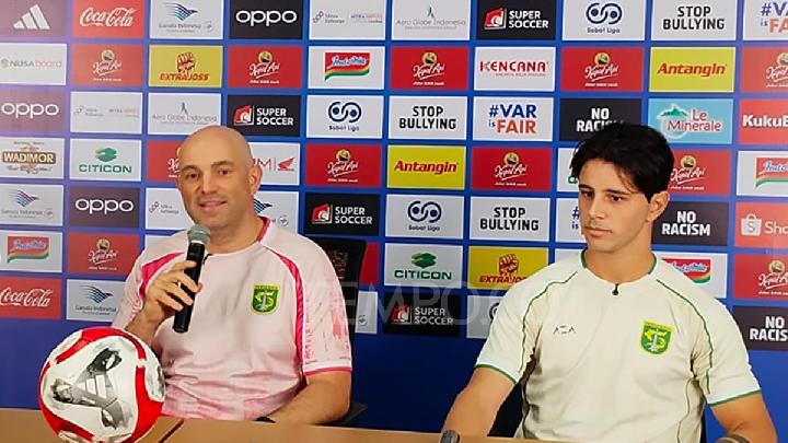 Pelatih Persebaya Surabaya, Bernardo Tavares (tengah), bersama kapten tim Bruno Moreira (kanan), memberikan keterangan pers menjelang laga menjamu Persib Bandung di Stadion Gelora Bung Tomo, Surabaya, Jawa Timur, 1 Maret 2026. Tempo/Kukuh S. Wibowo