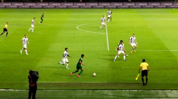 Bek sayap Persebaya Catur Pamungkas melakukan penetrasi ke lini pertahanan Persib dalam lanjutan Super League 2025/2026 di Stadion Gelora Bung Tomo Surabaya, 2 Maret 2026. Kukuh S. Wibowo