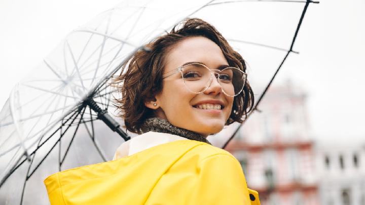 Inspirasi Outfit Musim Hujan yang Tetap Chic, Tetap Rapi Tanpa Lepek