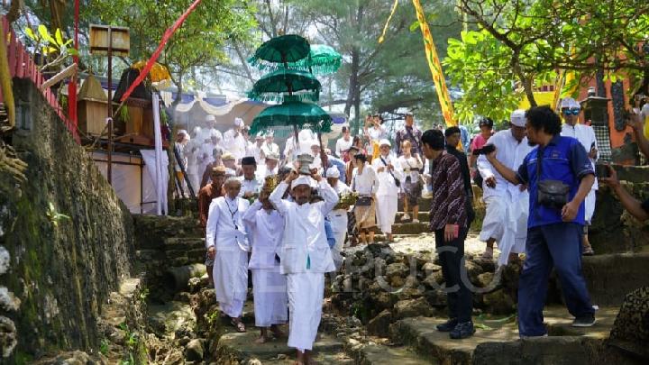 Hindu Worshipers Flock to Ngobaran Beach for Melasti Purification