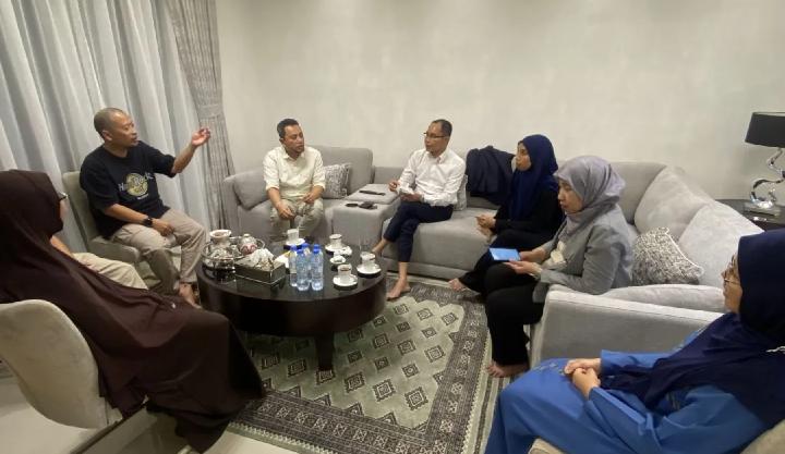 Middle East: Indonesian Ambassador Visits 41 Stranded in Abu Dhabi