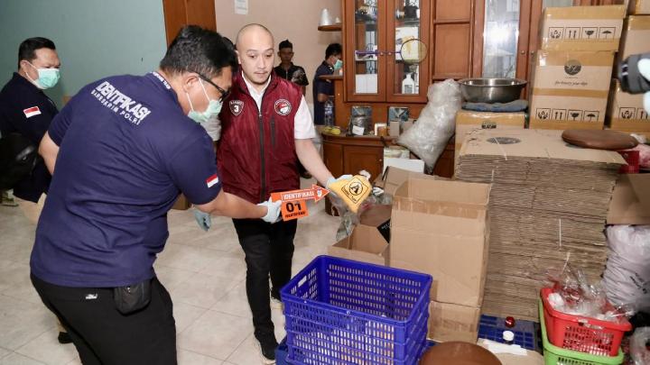 Polisi Bongkar Pabrik Kosmetik Mengandung Merkuri di Bogor