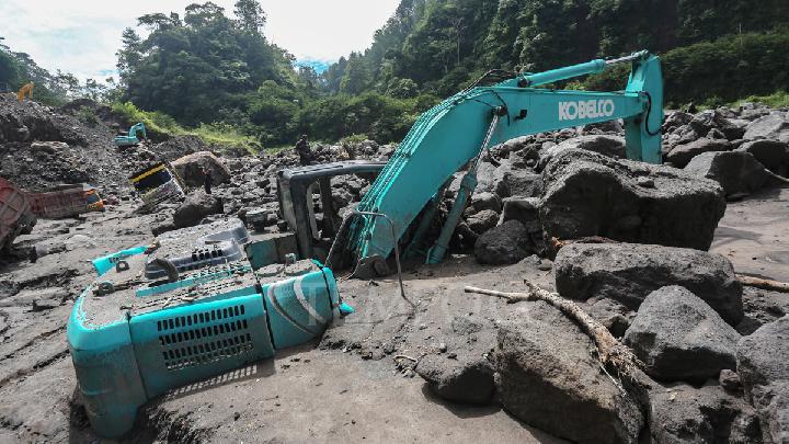 Cold Lava Floods Sweep Mount Merapi, Killing 3 Sand Miners