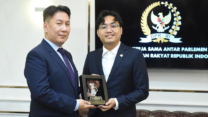 Anggota BKSAP DPR RI, Muhammad Hilman Mufidi, dalam pertemuan Courtesy Call Ketua dan Anggota Grup Kerja Sama Bilateral (GKSB) DPR RI Mongolia dengan Duta Besar Mongolia, di Ruang The Lounge BKSAP, Senayan, Jakarta, Kamis, 5 Maret 2026. Dok. DPR RI