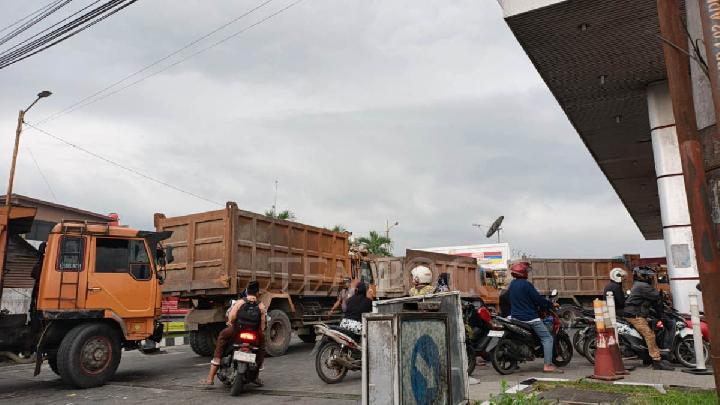 Mengapa Truk dan Bus Sulit Mendapatkan Solar