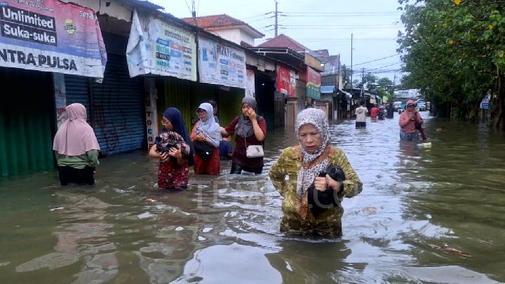 439 Jakarta Residents Remain Displaced by Floods