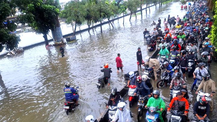 Floods Hit 55 Neighborhood Units, Three Roads in West and South Jakarta