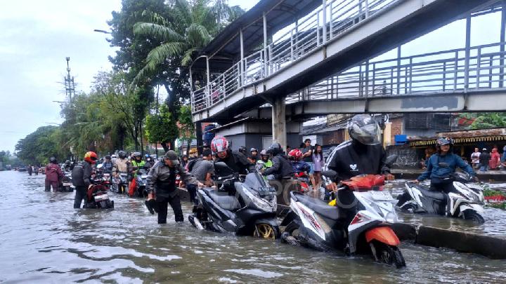 Floods Hit 12 Neighborhood Units in South Jakarta After Heavy Rain