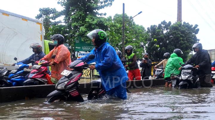 Heavy Rain Causes Flooding in 21 Jakarta Neighbourhoods This Morning