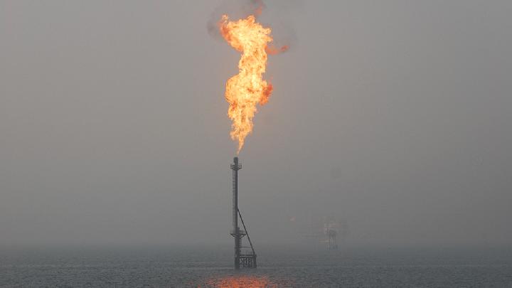 Oil Rebounds Above $100 as Houthi Attacks Heighten Gulf Tensions