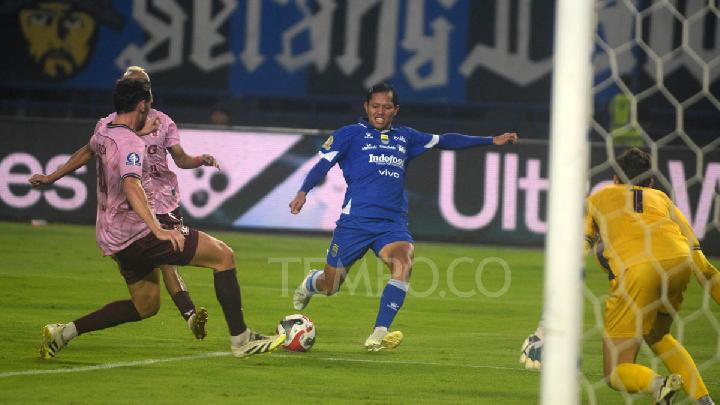 Pemain Persib Bandung Adam Alis (kanan) melewati hadangan pemain Persik Kediri Imanol Garcia dalam laga BRI Super League di Stadion Gelora Bandung Lautan Api, Bandung, Jawa Barat, 9 Maret 2026. Persib berhasil mengalahkan lawannya dengan skor 3-0. Tempo/Prima Mulia