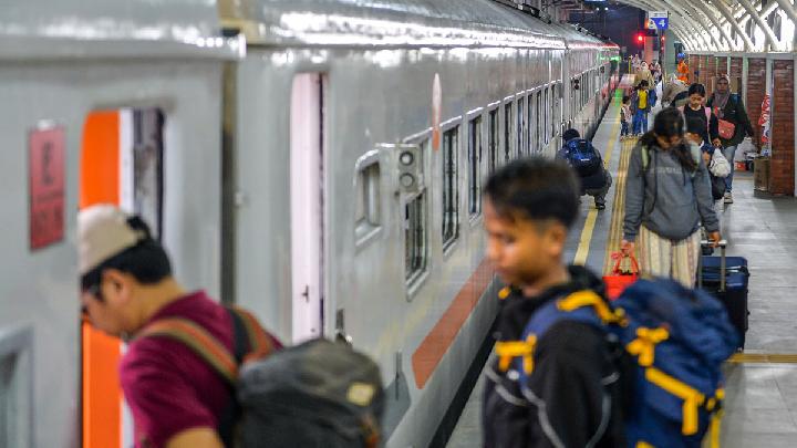 2026 Eid Travel: Intercity Train Passengers Surge in Yogyakarta Stations