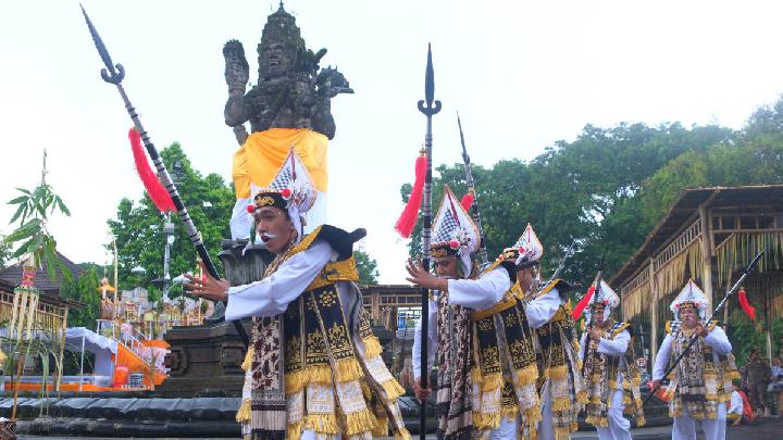Penampil membawakan tarian baris dalam upacara Tawur Agung Kesanga di kawasan Patung Catur Muka, Denpasar, Bali, 18 Maret 2026. Antara/Nyoman Hendra Wibowo