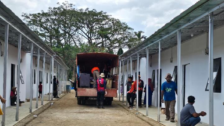 Prabowo Visits Flood Victims After Eid Prayer in Aceh
