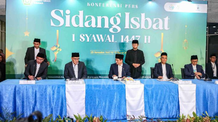 Menteri Agama Nasaruddin Umar (tengah) dan jajarannya ketika menyampaikan hasil sidang isbat penetapan 1 Syawal 1447 Hijriah di Kantor Kementerian Agama, Jakarta, 19 Maret 2026. Tempo/Muhammad Zaki Fauzi