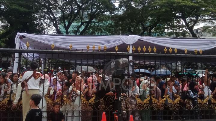 Prabowo Hosts Eid Open House at Palace, Gifts Nastar and Cash to Guests