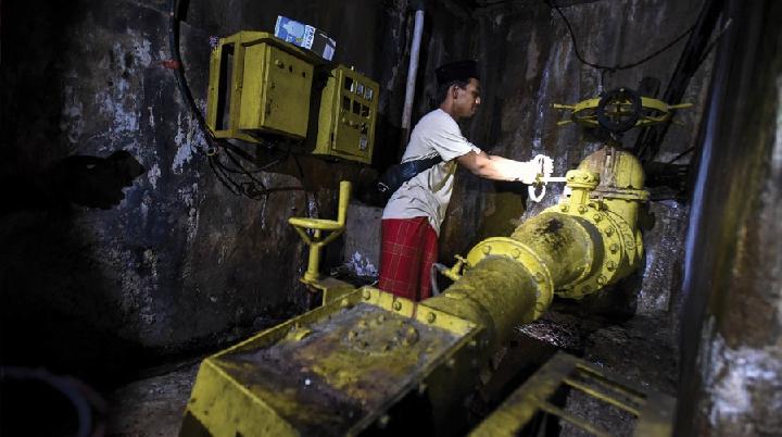 Electric Light from Lake Water