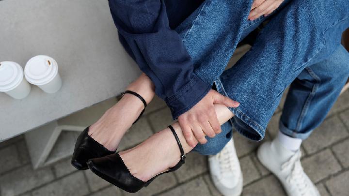 7 Rekomendasi Flat Shoes Cantik Bikin Penampilan Beda dan Berkarakter