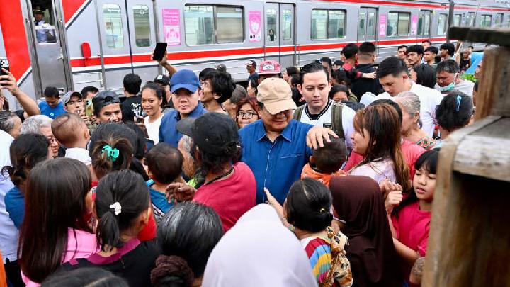 Prabowo Visits Railroad Settlements in Jakarta's Pasar Senen