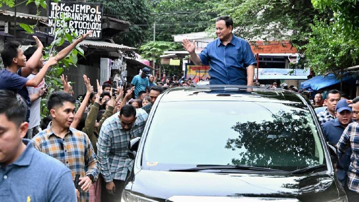 Prabowo Vows Housing for Residents Along Senen Railway