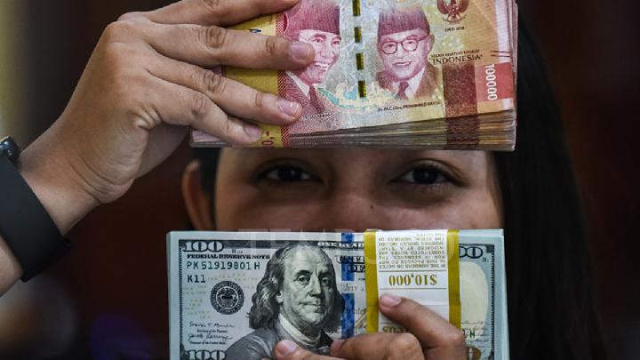 Rupiah Weakens to 17,041 per US Dollar as Oil Prices Surge