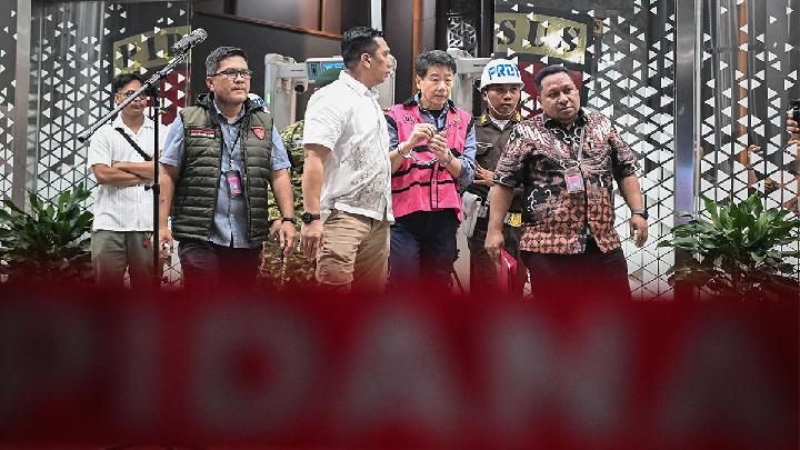 Flying Documents of Coal Tycoon Samin Tan