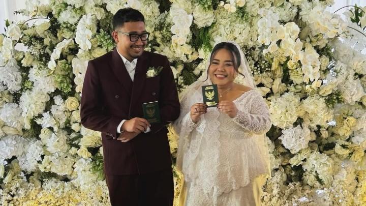 Pesona Elegan Gita Bhebhita di Hari Pernikahan dengan Ganang Aji