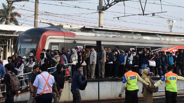 ASN WFH, Jumlah Penumpang Commuter Line Turun 27 Persen
