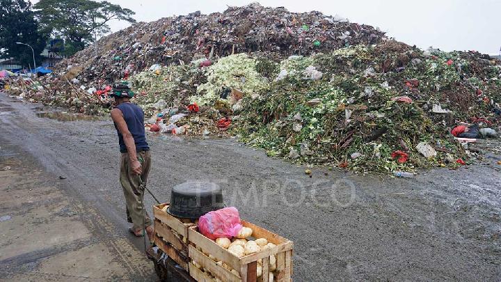 Ribuan Ton Sampah Menumpuk di Pasar Induk Mulai Diangkut