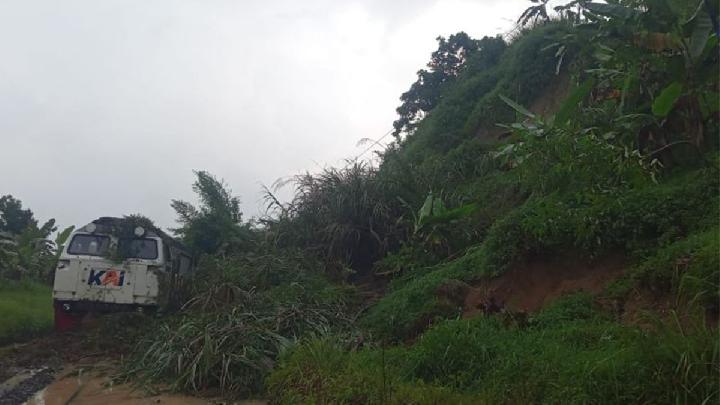 Landslide Hits Bandung Rail Line, KAI Cancels Trips and Offers Refunds