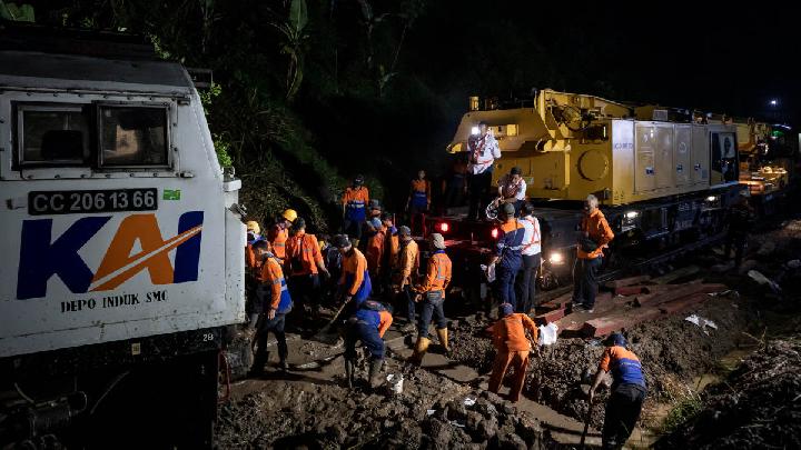 Polisi Tangkap 2 Pencuri Rel Kereta di Lampung