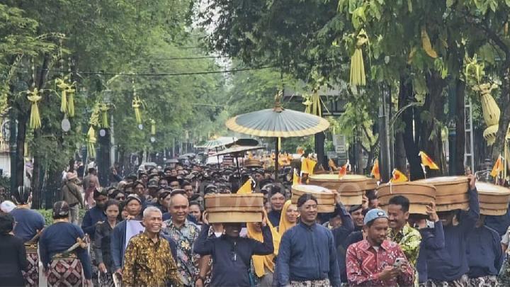 Ribuan Orang Mengikuti Kirab HUT ke-80 Sultan HB X