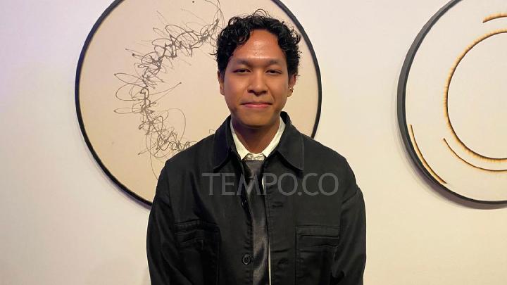 Album Menari dengan Bayangan dari Hindia Difilmkan Edwin