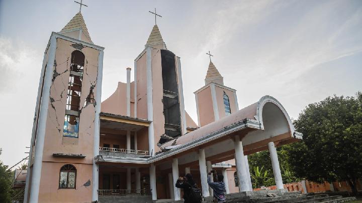 Ternate Observes Easter in Makeshift Tents as 7.6M Quake Damages Churches