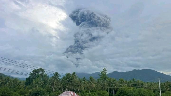 Gunung Dukono Kembali Erupsi, Abu Vulkanik Mencapai 1,2 Km