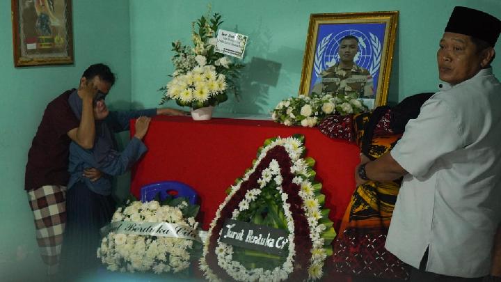 Isak Tangis Istri dan Anak di Pemakaman Kopda Farizal