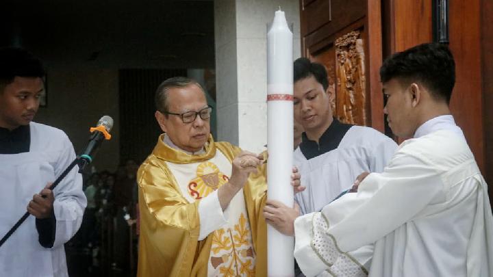 Kardinal Suharyo Pimpin Vigili Paskah Perdana di Gereja Baru