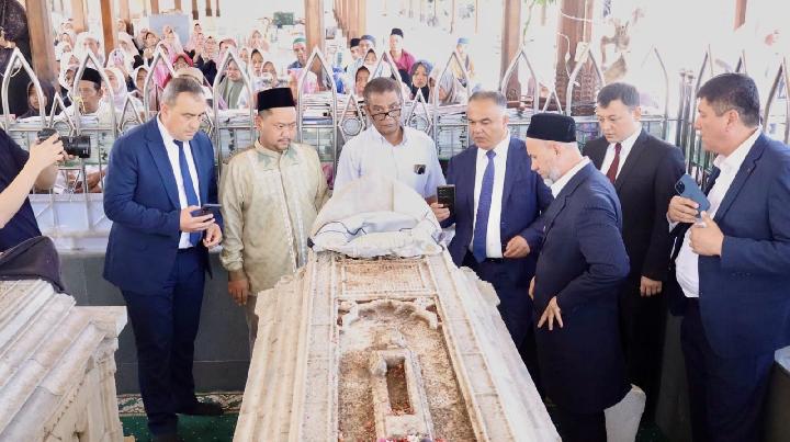 Bupati Gresik Dampingi Gubernur Samarkand Ziarah ke Makam Maulana Malik Ibrahim