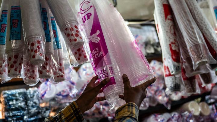 Zulhas Bilang Kenaikan Harga Plastik Seharusnya 30 Persen