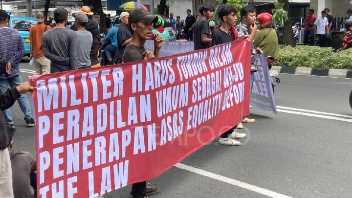 Mahasiswa UI Aksi Kawal Uji Materi UU TNI dan Andrie Yunus