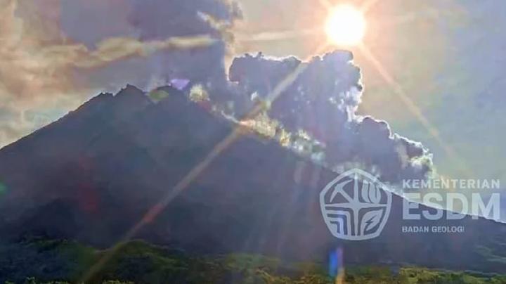 Gunung Merapi 3 Kali Muntahkan Awan Panas Minggu Pagi