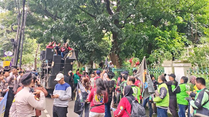 Puluhan Ojek Online Demo di Kantor Saiful Mujani