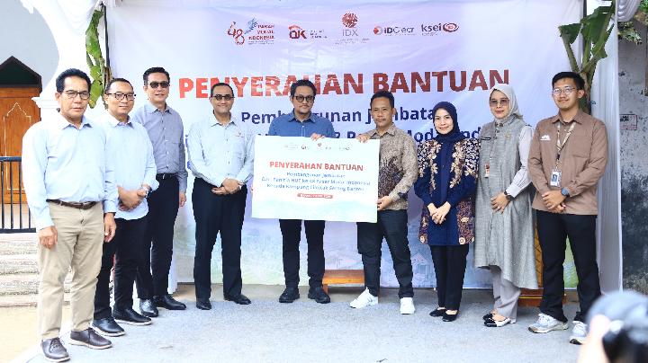 Pasar Modal Indonesia Salurkan Bantuan Jembatan Cikotak