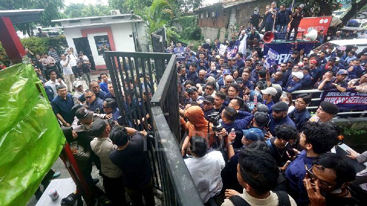 Hundreds of NasDem Party Members Stage Protest at Tempo Office