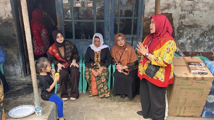 Istri Wali Kota Cilegon Turun Langsung Salurkan Bantuan Dinsos
