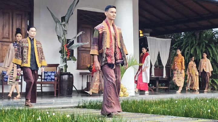 Saat Wastra Nusantara Ditampilkan Di Area Kebun Kopi