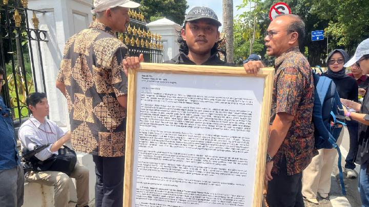 Koalisi Sipil Serahkan Surat Andrie Yunus untuk Prabowo