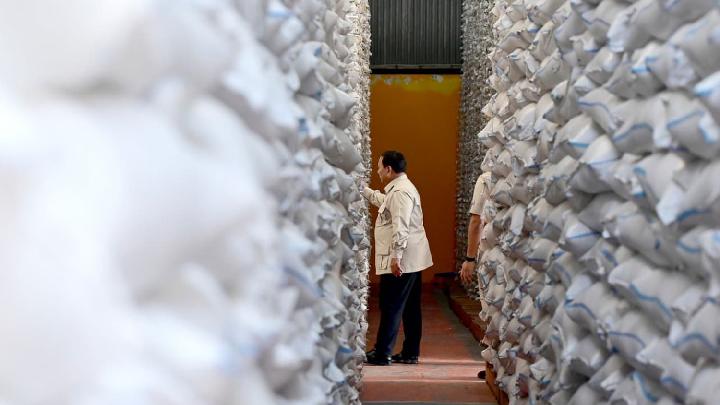 Prabowo Sidak Gudang Bulog di Magelang